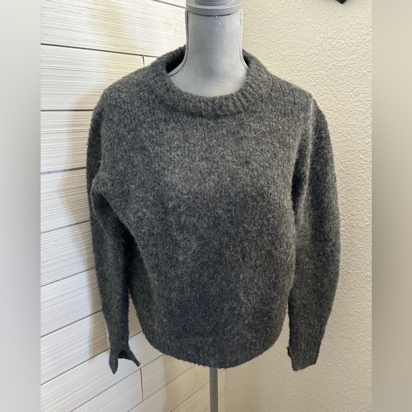 H&M Women’s Gray Knit Sweater Size‎ SMALL - Picture 3 of 7